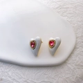 Elegante vergoldete Herzohrringe mit rosa Kristall und weißen Emaille-Details - Weiß
