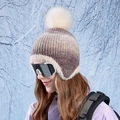 Gorro de punto degradado para invierno con pompón suave y orejeras de piel sintética - Café Degradado