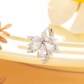 Zilveren navelpiercing met esdoornblad en zirkonia op een warme achtergrond - Witte Zirkonia Stijl (A267-1)