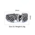 Makroansicht des Vintage Biker Rings mit Rad und Flügel Details sowie Abmessungen - US 8 / Mechanischer Flügelstil (21202)