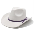 Chapeau de cowboy blanc classique en daim avec ruban violet sur un fond blanc épuré - Crème