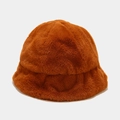 Gros plan détaillé sur la texture en fausse fourrure beige d'un bob d'automne doux - M (56-58cm) / Chapeau Cloche à Sommet Rond / Couleur caramel