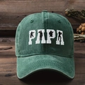 Dettaglio cappello baseball verde militare con ricamo PAPA e silhouette di un soldato - Verde Scuro