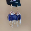 Dettaglio di orecchini a nappa con perle blu e pendenti a stella dorati in stile vintage - Oro/Blu (Gancio per orecchie-Oro-Blu-Goccia d'acqua)