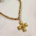 Collana a catena spessa placcata oro 18k con ciondolo a croce strutturato da donna - Collana a Croce / Collana Dorata