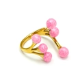 Détail d'une bague dorée 18k avec perles roses texturées au design moderne chic - Or Émail Rose