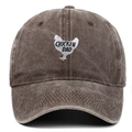 Détail de la broderie Chicken Dad sur la casquette de baseball en coton lavé marron - Café