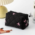 Neceser acolchado negro con bordados de lazos rosas en un tocador con accesorios - 16x9x9cm / Negro