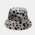 Primer plano del sombrero de pescador con estampado de leopardo y textura suave de peluche - M (56-58cm) / Gris (Manchado)
