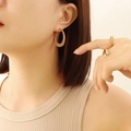 Conjunto de pendientes y anillos dorados texturizados usados por una modelo - 3cm / Dorado