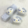 Set fascia e polsini in pile di corallo azzurro con simpatico ricamo di gatto animato - Set per la Cura della Pelle da 3 Pezzi Hello Kitty Blu (Fascia + Polsini)