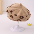 Detail der beigen Baskenmütze aus Strick mit Leopardenmuster und elastischem Rippsaum - 1-3 Jahre / Khaki