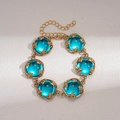 Dettaglio macro di gemme turchesi retrò incastonate in cornici d'oro antico - Bracciale-Blu