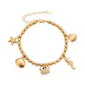 Detalle de pulsera de cuentas en acero dorado con dijes de estrella de mar y concha - 17+5cm / Dorado (E188)