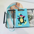 Piccola borsa a tracolla in maglia azzurra con simpatico motivo a pinguino - Pinguino Che Scia / Pupazzo di Neve Ciano