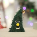 Plüschiger grüner Weihnachtsbaum-Tischschmuck mit Smiley und kleiner goldener Glocke - Glocken-Baum-Stil (Schaukelbaum)