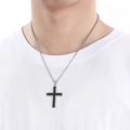 Minimalistische zwart-zilveren roestvrijstalen kruishanger ketting voor heren gedragen door model - Zwart (KN198133-KLHQ)