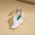 Bague pétale irrégulière moderne avec perle d'imitation et émail vert argenté - Blanc