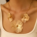Elegante goldene Halskette mit drei hohlen, gebürsteten Blumenanhängern für Damen - Goldene Halskette mit drei hohlen Blumen (02 KC Gold 7902)