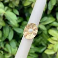 Dettaglio dell'anello martellato placcato oro 18K con perla bianca in stile vintage - Perla a Disco Martellato