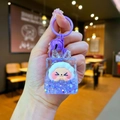 Dettaglio portachiavi in acrilico viola con sabbie mobili liquide, pecora e glitter - Perle a Bolla a Luce Notturna Viola
