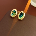 Dettaglio orecchini vintage dorati con inserto in madreperla e texture metallica irregolare - 36# Perno in Argento