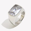 Anillo de banda ancha de acero inoxidable plateado pulido con una gran circonita talla esmeralda - US 6 / Plateado