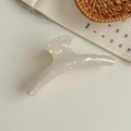 Macro scatto di una pinza per capelli perlata bianca con delicati riflessi olografici - Bianco Perla