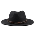 Détail d'un chapeau de paille noir avec ruban marron, plume en métal et broderie ethnique - Noir