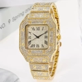 Detalle del reloj cuadrado dorado con números romanos y esfera de cristales brillantes - Dorado