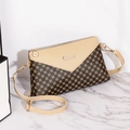 Borsa a tracolla beige con motivi geometrici, dettagli dorati e cinturino regolabile - Albicocca