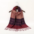 Dettaglio di sciarpa morbida a quadri con frange nei toni viola, rosso e beige - Quadri Viola Scuro Rosso Beige (YR109-04)