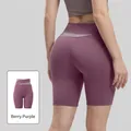 Berry Purple yoga shorts met hoge taille, crossover tailleband en contrastkleurpanelen - S / Bottoms / Bessenpaars