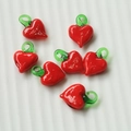 Makroaufnahme von roten herzförmigen Glas-Obstanhängern mit grünen Schlaufen für DIY-Schmuck - 53# Rotes Herz