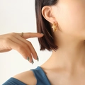 Orecchini a U dorati vintage con perle e set di anelli a catena coordinati - Oro