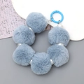 Cinturino per telefono con palline di peluche grigio-blu, perle e chiusura blu - Blu