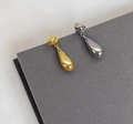 Pendientes minimalistas de gota de agua en plata pulida con acabado metálico moderno - Gota de Agua Minimalista / Color Block