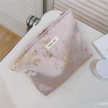 Détail d'une trousse à maquillage en jacquard rose avec motif floral et étiquette Simple Wish - Jacquard à Bulles Or Rose