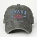Dettaglio ravvicinato del ricamo blu HAWAII e dei fiori di ibisco sul berretto grigio lavato - Taglia unica / Verde Militare