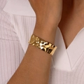 Modieuze gouden brede open armband met gehamerde textuur om een vrouwenpols - Gouden Veer Stijl (B-549G)