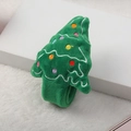 Primo piano di un braccialetto natalizio in peluche verde con dettagli ricamati colorati - Albero di Natale