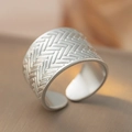 Silberner breiter Ring mit Webstruktur und verstellbarem offenem Design für Damen und Herren - Webmuster / Silber