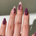 Dettaglio di unghie finte a mandorla con glitter viola e motivi ad ali di farfalla - Stile Farfalla Glitter Viola Scuro (AW196)