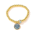 Detailansicht eines 18K vergoldeten Perlenarmbands mit blauen Evil-Eye-Anhängern auf Weiß - Kupfer Vergoldet 18K / 30865-Böser Blick Runde Perle Stil