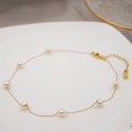 Elegante collana in acciaio al titanio dorato con perle d'acqua dolce bianche su piatto bianco - Stile Perla Tonda 6MM