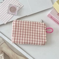 Nahaufnahme der rot-weißen Gingham-Tasche mit Seersucker-Textur und rosa Kordelgriff - Gekräuseltes Rotes Karo