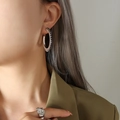 Orecchini a cerchio in argento con zirconi neri e anello strutturato su modella - Argento Zircone Nero (F367)
