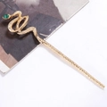 Dettaglio macro di un fermaglio per capelli a serpente dorato con occhi di gemma verde - Oro (D6325)