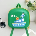 Mochila infantil verde de carcasa rígida EVA con un lindo barco azul y un piloto - Verde