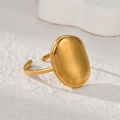 Makroaufnahme des minimalistischen 14K Gold-Siegelrings mit polierter Metalloberfläche - Kurzer Ovaler Stil (R730-duan)